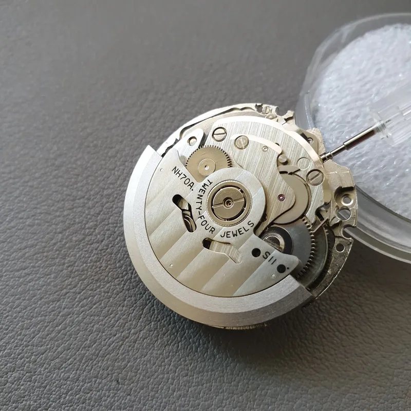 Detailfoto van het automatische uurwerk in de prototypefase van Wizer 01