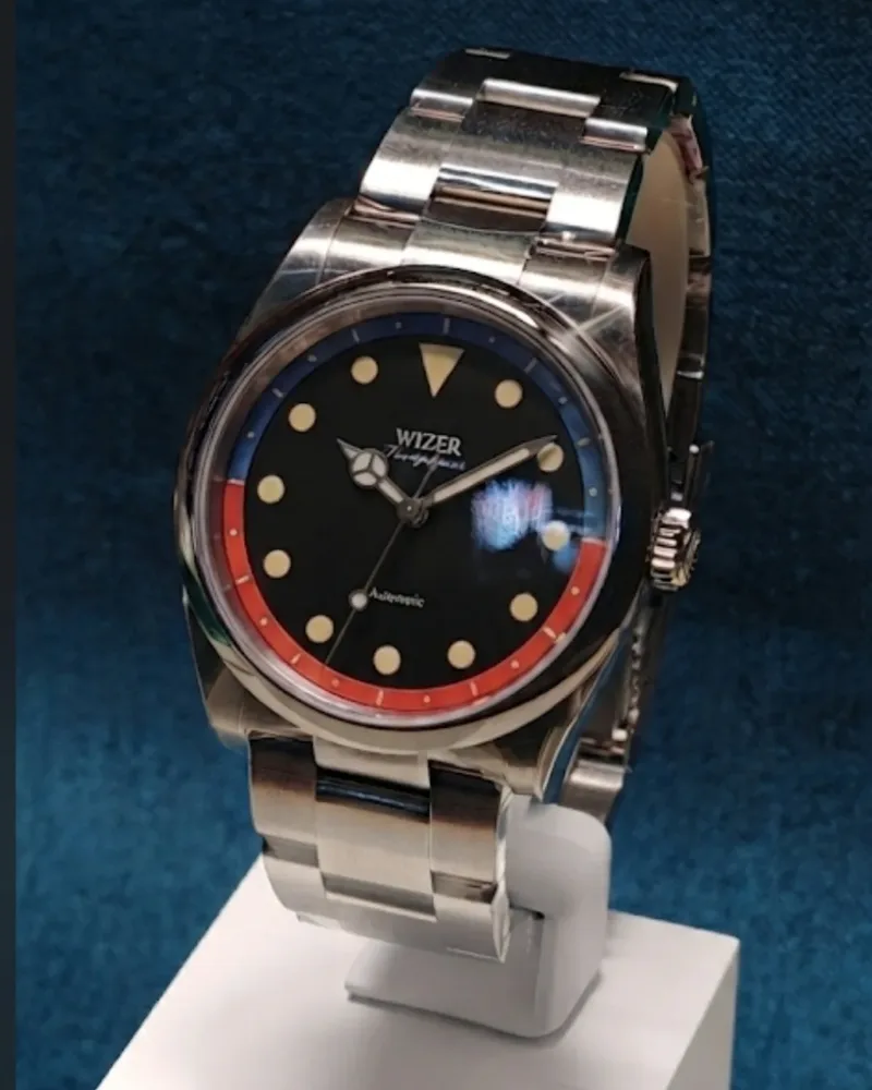 Derde prototypefoto van Wizer 01 met stalen band en rood-blauwe minutenring